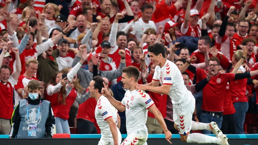 Đan Mạch vào vòng knock-out đầy kịch tính, Thụy Sĩ cũng hưởng niềm vui